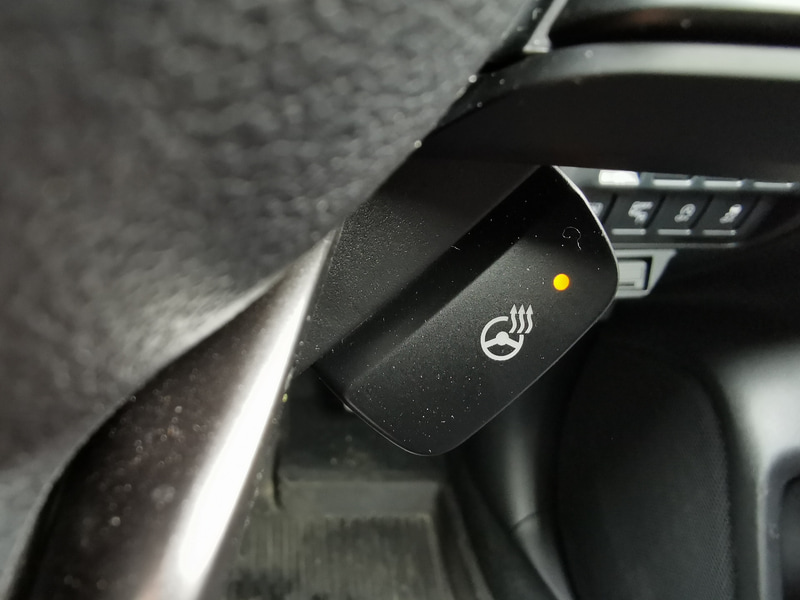 寒い時期に重宝するステアリングヒーター搭載