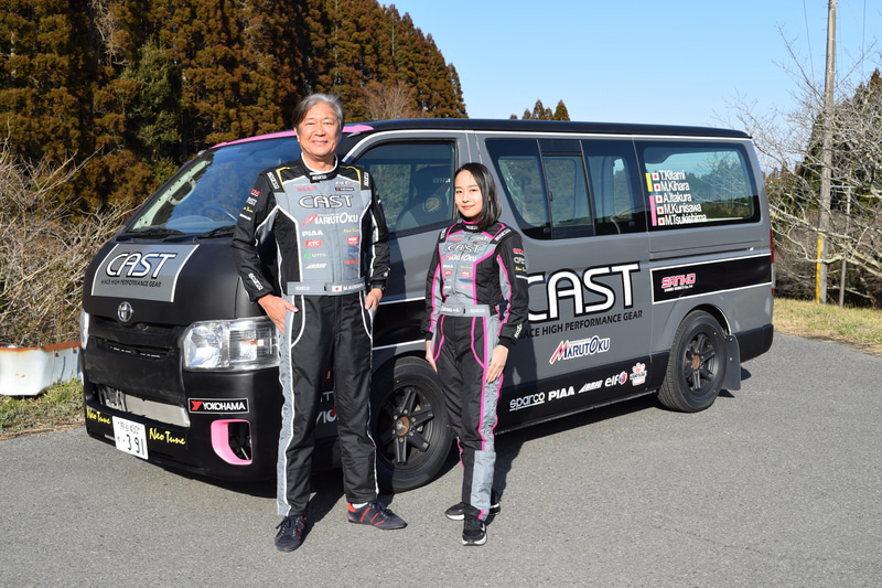 CAST RACING MARUTOKUのドライバーを務めるモータージャーナリスト 国沢光宏選手、コ・ドライバーの槻島もも選手