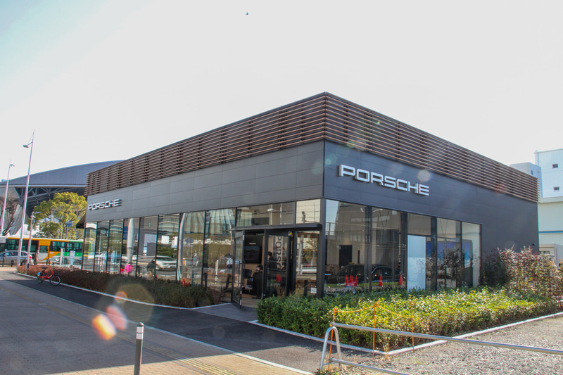 Porsche NOW Tokyoにはタイカンが展示される。価格は後輪駆動のタイカンが1171万円、タイカン4Sが1448万1000円、タイカンターボが2023万1000円、タイカンターボSが2454万1000円