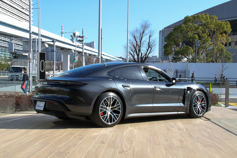 Porsche NOW Tokyoにはタイカンが展示される。価格は後輪駆動のタイカンが1171万円、タイカン4Sが1448万1000円、タイカンターボが2023万1000円、タイカンターボSが2454万1000円