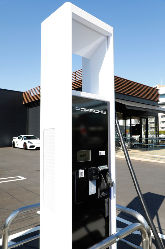 ポルシェジャパンの充電ネットワークでは、国内最速最大150kW級出力のCHAdeMO規格となる急速充電器「ポルシェ ターボチャージャー」と、自宅での利用を目的とした8kW出力の普通充電器「ポルシェ モバイル チャージャー」といった、2モデルの充電器を用意。ポルシェ ターボチャージャーはABBと共同で開発したもので、国内でもっともパワフルな150kWの出力により、タイカンの車載バッテリーを24分で80％（走行距離300km分）まで充電することが可能。充電するにはスマートフォンに専用アプリをインストールする必要があり、アプリではポルシェ正規販売店の充電器などをすばやく検索できる