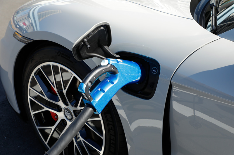 ポルシェジャパンの充電ネットワークでは、国内最速最大150kW級出力のCHAdeMO規格となる急速充電器「ポルシェ ターボチャージャー」と、自宅での利用を目的とした8kW出力の普通充電器「ポルシェ モバイル チャージャー」といった、2モデルの充電器を用意。ポルシェ ターボチャージャーはABBと共同で開発したもので、国内でもっともパワフルな150kWの出力により、タイカンの車載バッテリーを24分で80%(走行距離300km分)まで充電することが可能。充電するにはスマートフォンに専用アプリをインストールする必要があり、アプリではポルシェ正規販売店の充電器などをすばやく検索できる