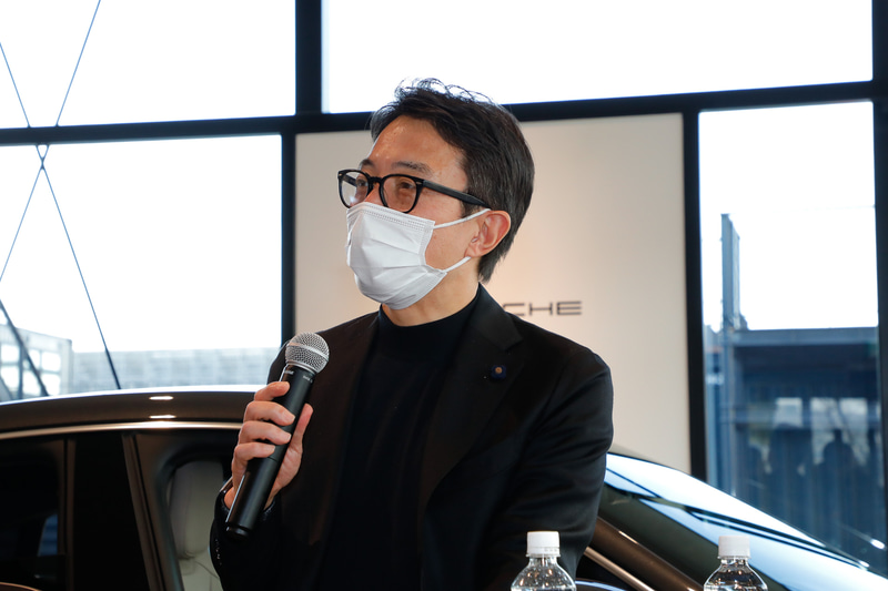 タイカンの予約がいつできるのか聞いたのが2018年のこと。それまでマカンSに乗っていたが本能的にタイカンを選び、どうせなら東京で1番に納車されたいということで即予約。しかし納車セレモニーの前日にマカンSで最後のドライブを楽しんでいたところ、偶然にもキルシュ社長が乗るタイカンを見てショックだったとのエピソードが語られた