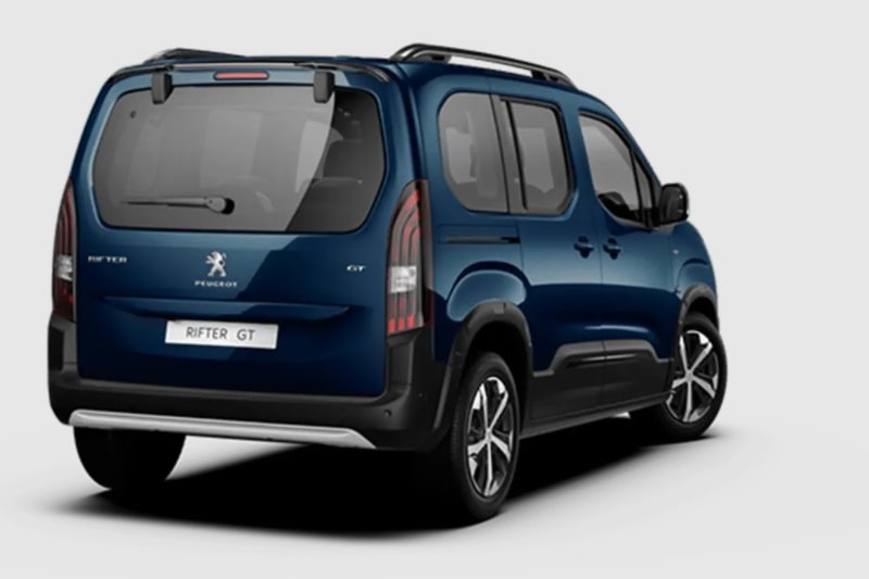 GTのエンブレムが付けられる