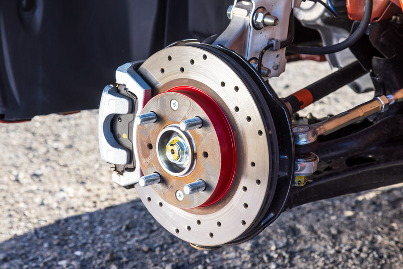 ドリルドタイプの「ディスクローター」（1万6500円/枚）はN-ONE RSにさらにスポーティな外観と機能を付与するアイテム。放熱性を高め、ブレーキパッド表面の摩擦粉を除去する