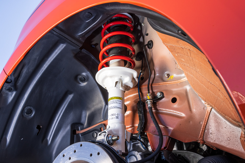 RS専用に開発された「サスペンション」（9万9000円）は、Moduloの価値である“コントロールする喜び”の提供をコンセプトに、ストローク感を高めるセッティングを採用。旋回時のトレース性を高めており、普段使いからワインディングまで楽しめる懐の深いセッティングが楽しめる