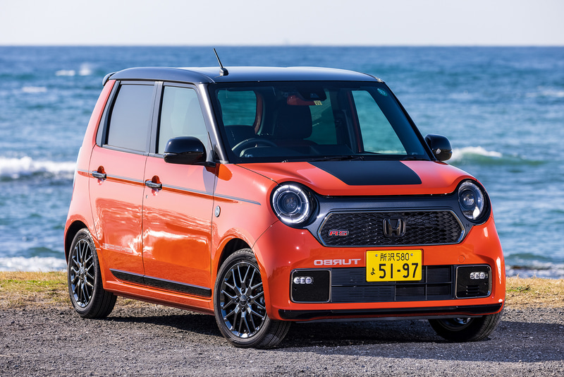 今回試乗したのは2020年11月に販売を開始した新型軽自動車「N-ONE（エヌワン）」。試乗車は、2WD（FF）ターボと6速MTを組み合わせた「RS」（199万9800円）にホンダアクセスの純正アクセサリーを装着した車両。新型N-ONEのボディサイズは3395×1475×1545mm（全長×全幅×全高）、ホイールベースは2520mm