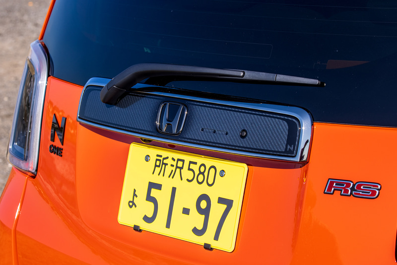 フロントとのイメージを統一できるカーボンの「デカール ライセンスガーニッシュ」は1万2100円