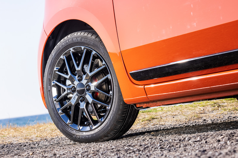 ブラックスパッタリング仕上げの15インチアルミホイール「MS-034」は3万6300円/本。タイヤは標準装備されるダンロップ「エナセーブ EC300」（165/55R15）を組み合わせていた