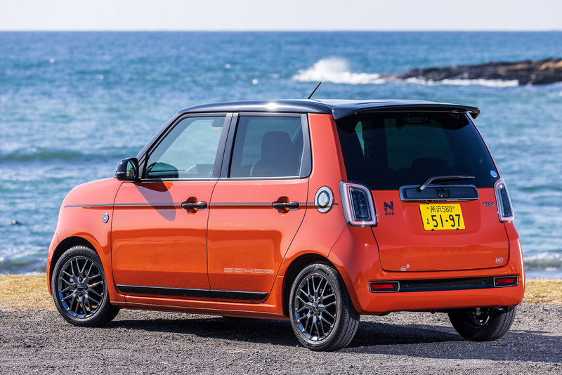 今回試乗したのは2020年11月に販売を開始した新型軽自動車「N-ONE（エヌワン）」。試乗車は、2WD（FF）ターボと6速MTを組み合わせた「RS」（199万9800円）にホンダアクセスの純正アクセサリーを装着した車両。新型N-ONEのボディサイズは3395×1475×1545mm（全長×全幅×全高）、ホイールベースは2520mm
