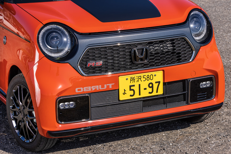 フロントグリルはNの文字がデザインされるスポーティなカーボン柄に変更可能な「デカール フロントグリル」（1万2100円）などを装着。「TURBO」「DOHC」などネオクラシカルなデカールを1シートにまとめた「デカール ボディーセット」は6600円