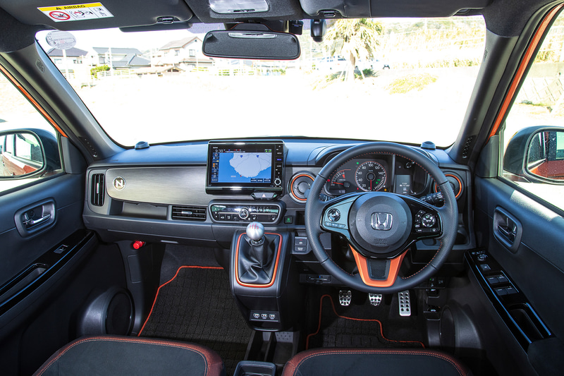 ACC（アダプティブ・クルーズ・コントロール）、LKAS（車線維持支援システム）を含む安全装備「Honda SENSING」を採用する新型N-ONE RSのインテリア
