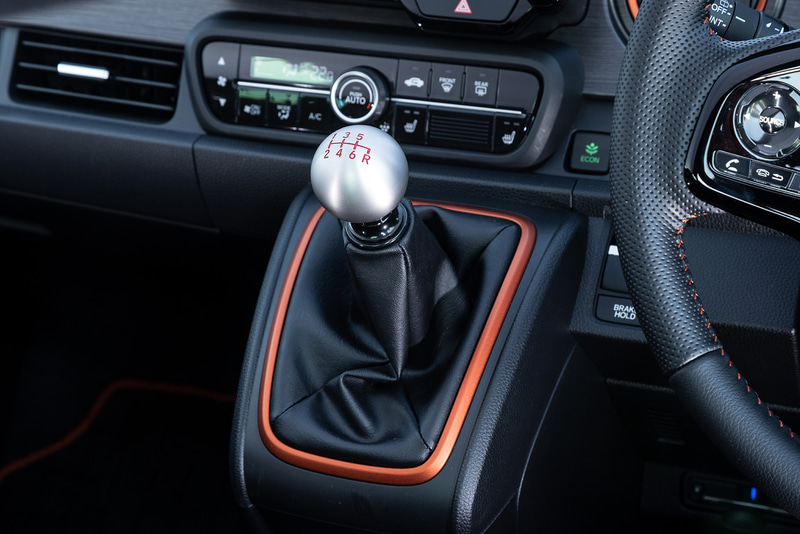 アルミ製の6速MT用「シフトノブ」（7700円）