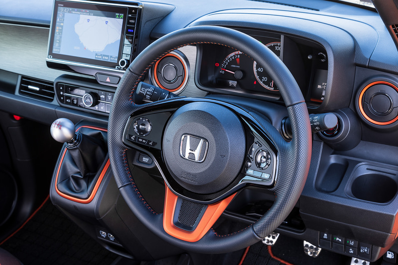 ACC（アダプティブ・クルーズ・コントロール）、LKAS（車線維持支援システム）を含む安全装備「Honda SENSING」を採用する新型N-ONE RSのインテリア
