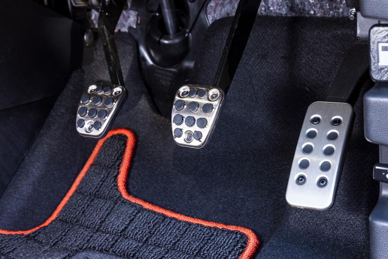 足下にスポーティさをプラスする「スポーツペダル」（1万3200円）。オレンジ縁取りの「フロアカーペットマット」は2万8600円