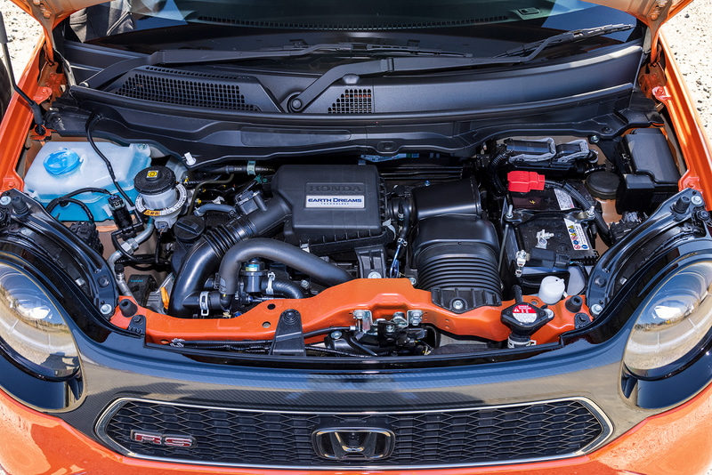 RSが搭載する直列3気筒DOHC 0.66リッターターボ「S07B」型エンジンは、最高出力47KW（64PS）/6000rpm、最大トルク104Nm（10.6kgfm）/2600rpmを発生。WLTCモード燃費は21.6km/L