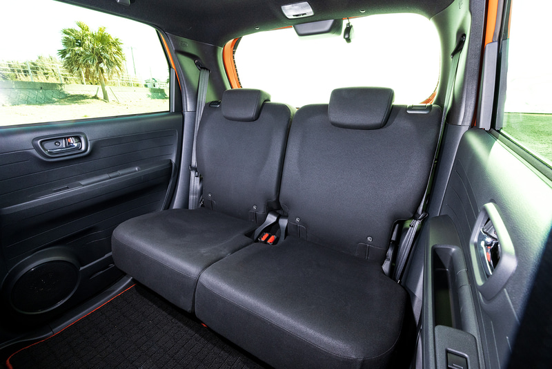 フロントシート用の「アームレスト」（1万1000円）はラックス スェード仕様。オリジナル、プレミアムに対応する合皮製もラインアップ