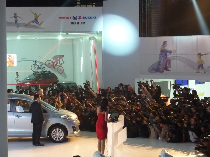 2012年、インドのデリーモーターショーにて、マルチスズキ（スズキの現地名）ブースを取材した時のカットです。どこを見ても人・人・人のいちばん人気。当時、インドの販売台数の5割程度がスズキだったほどでした。インド国勲章も納得ですね
