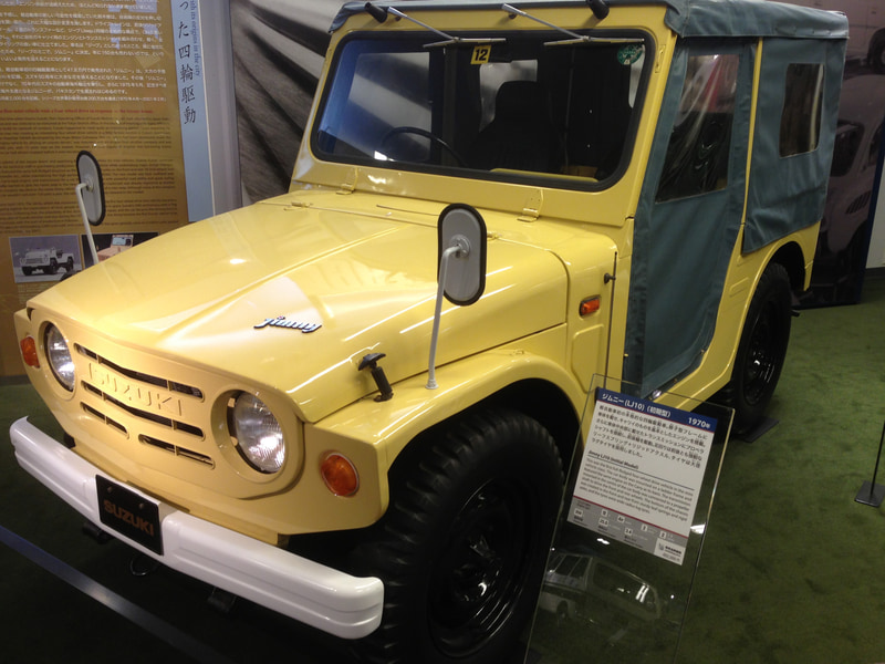 浜松にあるスズキ歴史館には、二輪も四輪も貴重なモデルたちがズラリ展示されています。こちらは1970年に登場した初代ジムニー。ちょっとコロンとしたフロントマスクや、ワイルドな幌がカッコイイですね。359ccの直列2気筒エンジンで、最高出力わずか25ps。いったいどんな乗り味なのか、すごく乗ってみたいです！