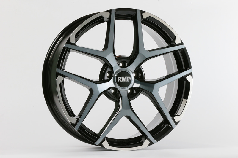 SUV向けのデザインとして2021年にデビューした「RMP 025FX」。カラーはブラックポリッシュハイブリッドクリアで、センターキャップカラーはゴールドとシルバーがある。サイズは18×7J～20×8.5J。価格は4万3500円～6万円（税別/本）