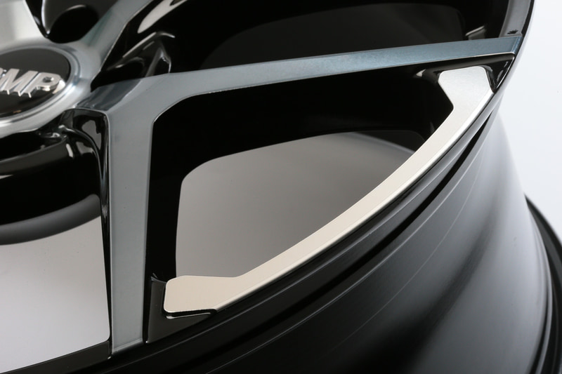 力強さを追加する狙いで取り入れた「アウターウェイトデザイン」。ここの天面も切削仕上げ＋ブラッククリア塗装。スポークのサイドはカットされているので光の当たり具合で見え方が変わってくる