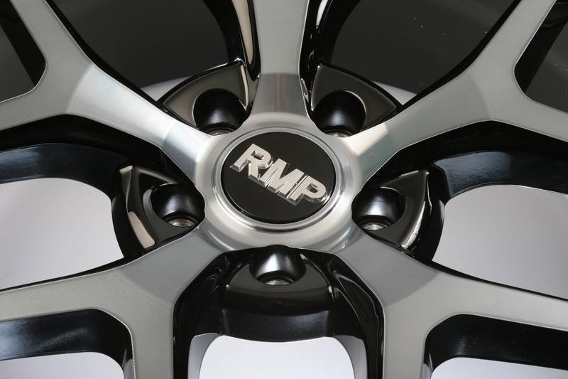 ナットホール周辺の形状はスポークより1段落とし、さらにハブやローターと同化する円とする。それをブラッククリアで塗装するのでスポークの長さがいっそう際立つデザインに仕上がっている。ゆえに、025FXを履く場合はホイールナットのカラーはナットホール周辺デザインの意図に合わせた黒がおススメだ