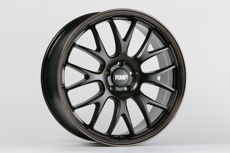 こちらはブロンズクリア仕様。グッとシブい雰囲気になる。サイズ展開と価格はピンクゴールドクリア仕様と同じ。820Fの黒塗装はマット調だが、若干ツヤを残したセミグロスブラックとしている。こうした色調のブラックは現行のクルマでもよく使われるので、新しいクルマにもマッチングがいい