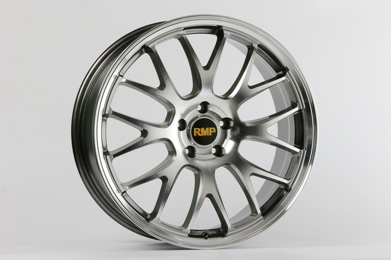 ハイパーメタルコート/ミラーカットのカラー。現代のクルマは随所にメッキ加飾が使われているし、ヘッドライトなどの灯火類もギラついた感じのものが多い。そこのマッチングを考えたときにこのカラーは有効。純正と同じインチでもホイールの存在感が増すので見え方はずいぶん変わってくるはずだ