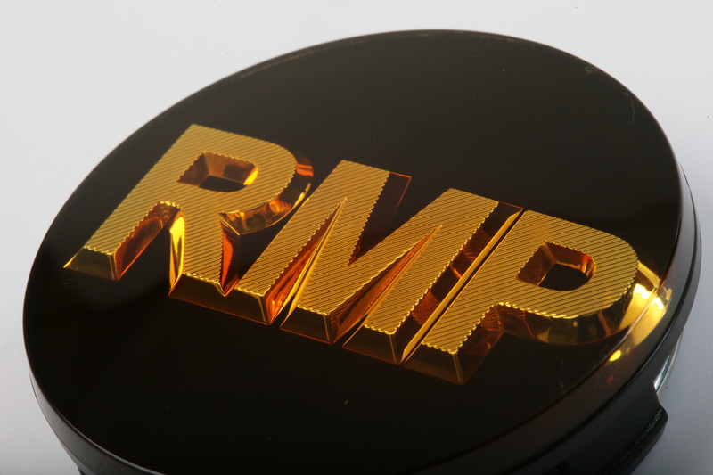 デザインのこだわりはセンターキャップにも。RMPの文字は印刷でなく立体を貼り合わせ、光り方が最適になるよう造形されている。025FXと820Fでは、写真のゴールドのほかにシルバーの2色から選択可能