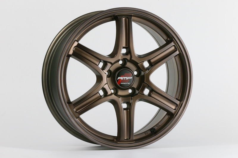 こちらはクラシカルブロンズ。サイズは15×5.0J～18×8J。価格は2万8000円～4万3500円（税別/本）