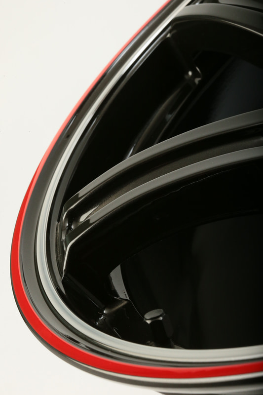 クリスタルブラックにはリム部に切削＋クリアと赤のラインが追加される。価格帯を考えると非常に凝った仕様だ。デザインのよさと合わせて、小型～中型のスポーツ系モデルの定番ホイールになりそうな存在だ