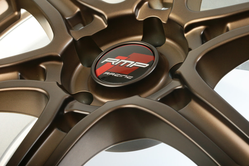 スポーティなクルマに合わせるホイールなので、スポークを伸ばすよりレーシーなイメージを優先。スポークをセンターまで伸ばさずにセンターサークルを深く落とすデザインを採用した