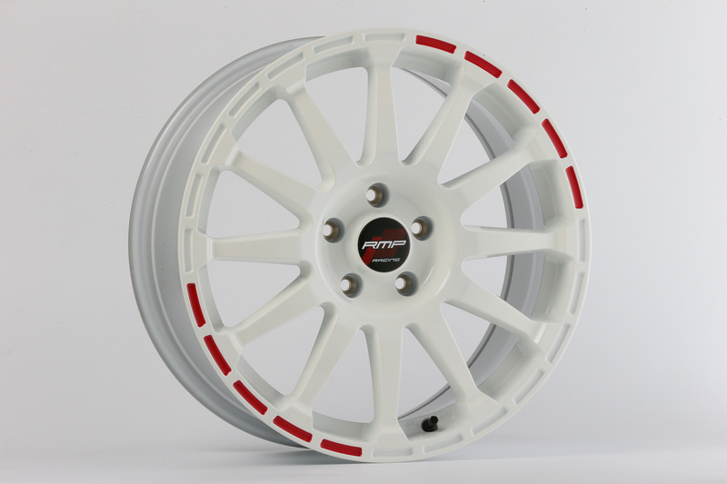 RMP RACING GR12にはサイズは限定されるが、ホワイト/ストロボレッドのカラーも用意される