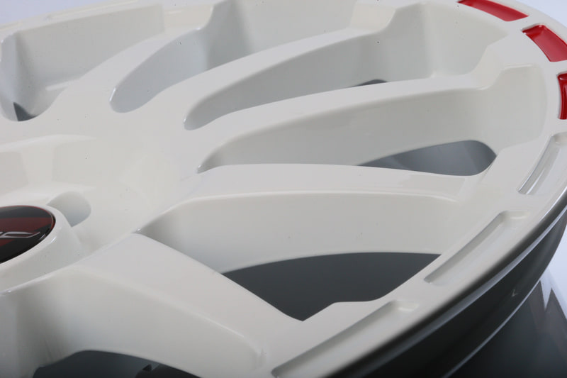 スポークとリムの結合部は台形のしっかりした土台を設けている