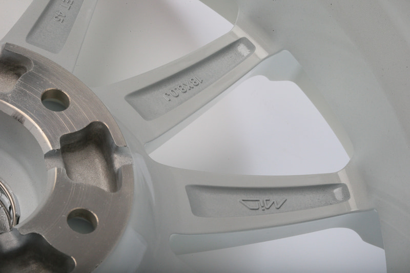 解析してみると、スポークとリムの結合部やリム自体に強度がありすぎたので肉抜きを行ない、ホイール全体での強度バランスを取っている