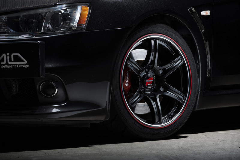 「RMP RACING R60」（クリスタルブラック/デュアルポリッシュ/レッド＆クリア）の装着イメージ