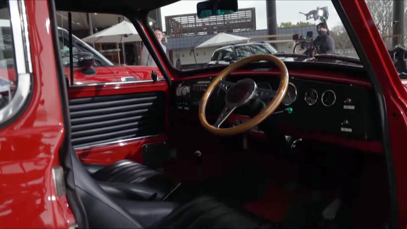 パディ・ホプカーク氏の優勝車両のレプリカは、2台のクラシック・MINIと専用パーツをイギリスから輸入して製作されたという。外装だけでなく内装も再現されており、今後、全国のMINIショールームで見られる可能性があるかもしれないとのこと