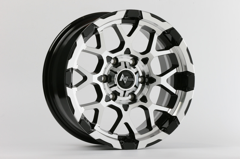 NITRO POWER M28 BULLET。6穴用以外にも4、5穴モデルがある。サイズは4穴が15×5.0Jと16×6.0J。5穴が16×7.0Jと18×7.0J。6穴が16×6.5J～20×8.5J。価格は2万6000円～6万1000円（税別/本）。写真のカラーはブラック/ミラーカット