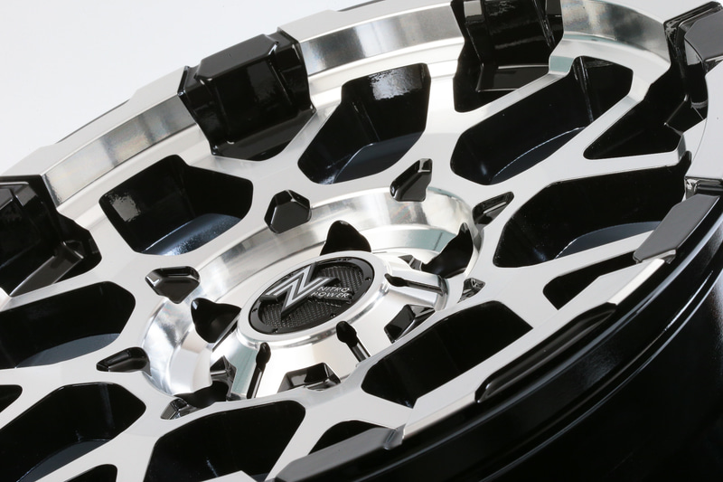 力強さを表現するデザイン。ブラック/ミラーカットのカラーはこのデザインがより分かりやすい