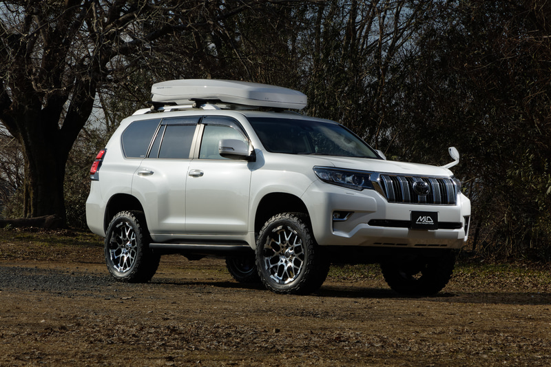 オールテレーンタイヤやマッドテレーンタイヤは、タイヤ自体がゴツイのでホイールも主張の強いデザインが合う