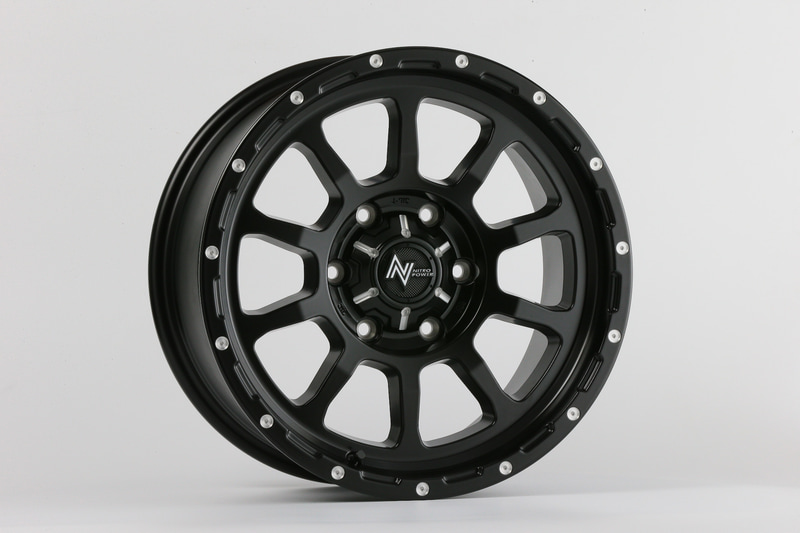 NITRO POWER M10 PERSHING。サイズは6穴用が15×6.0J～17×8.0J。5穴用が16×7.0J～17×7.0J。ジムニー用として16×5.5Jサイズが用意される。価格は3万円～4万7000円（税別/本）。写真はセミグロスブラック/マシニング