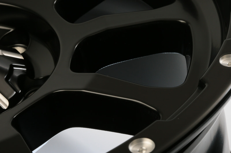 正面からだと平らにも見えるスポークだが、実際はこのように“折れのアクション”を取り入れている。面の角度が変わることで光の当たり方次第で陰影が出る。スポークの幅が太いので違いがハッキリ出る傾向だ