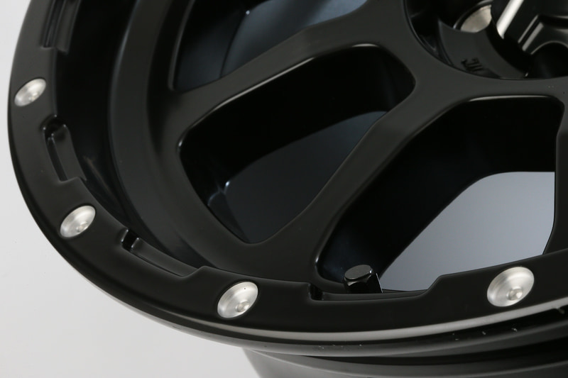 フランジドリルド加工部分。ここの穴開けも2種類の太さの刃物を使い分けるという凝った仕上げ。また、スポークが10本なのに対して穴の数を15個とすることで、スポークトリムとの見え方に動きが出るようにしている