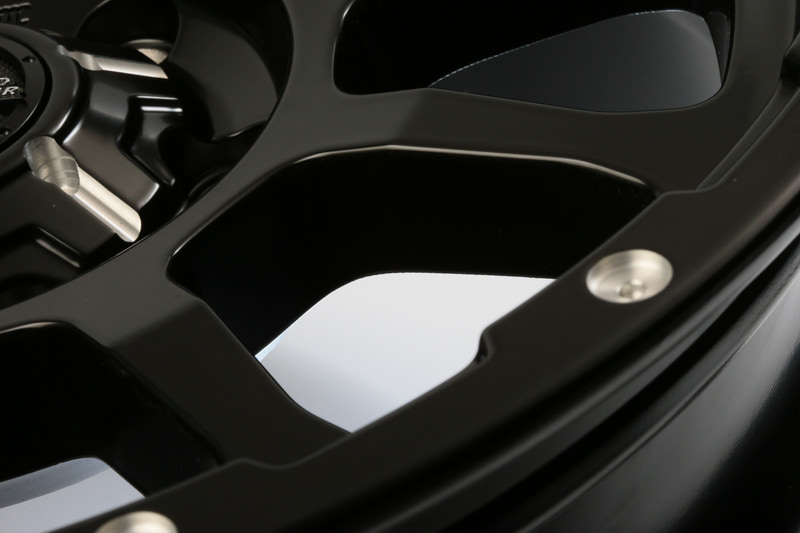 リム内側のエッジは等間隔でカットするような形状とした