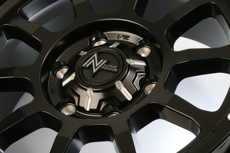 ハブキャップがはまる飛び出た部分はホイールと一体だが、6穴モデルではここを大型のセンターキャップに見せるようにデザイン。なおかつ、マシニングによる縦のラインを入れることで、オフロード4WD用ホイールらしいアクセントを付けている