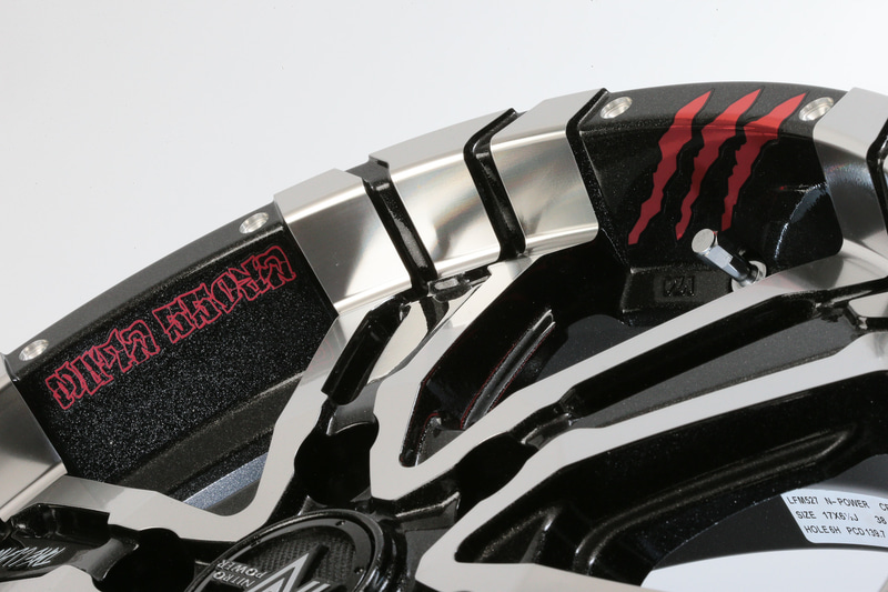 このホイールは2016年にデビューした「NITRO POWER CROSS CLAW」というモデルだが、注目してほしいのはリム部などに貼られたグラフィティステッカー。2021年に「CROSS CLAW GRAFFITI EDITION」として販売予定になっている