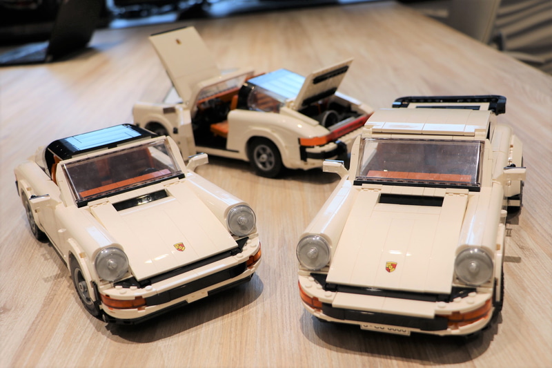 新製品「レゴ ポルシェ 911」のタルガ仕様（左と奥）とターボ仕様（右）