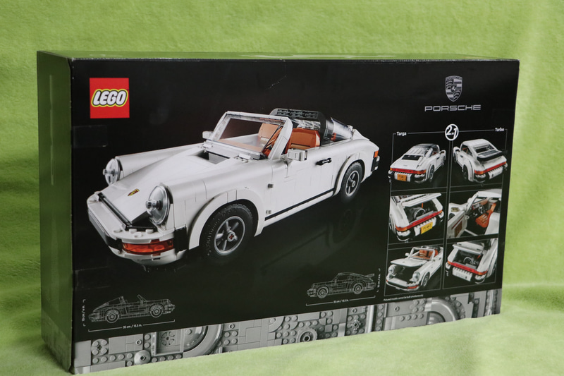 大人向けのレゴはパッケージが黒で高級感を演出。CDケースと比べると「レゴ ポルシェ 911」の箱がいかに大きいか分かる