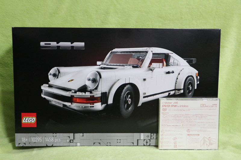 大人向けのレゴはパッケージが黒で高級感を演出。CDケースと比べると「レゴ ポルシェ 911」の箱がいかに大きいか分かる