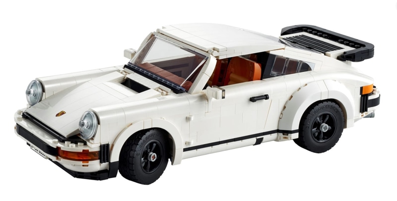 特徴的なターボバッヂ、ワイドなリアアクスル、リアスポイラーも一体成型で再現されている